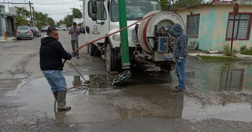 Sondeó COMAPA drenaje sanitario en Jardines Coloniales