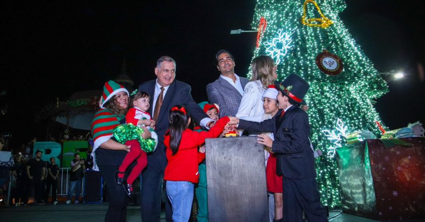 Encendió Carlos Peña el Pino de Navidad y la esperanza de los reynosenses