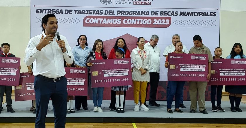 Entregan becas a estudiantes rezagados