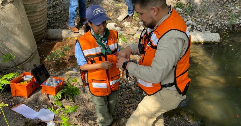 Estudiantes de la UAT realizan el muestreo de agua subterránea en municipios de Tamaulipas