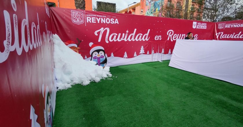 Guerra de nieve en la plaza Hidalgo