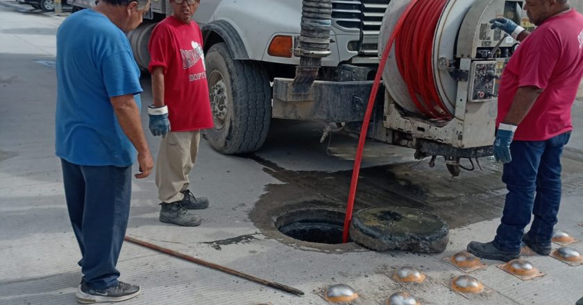 Llevó COMAPA acciones de saneamiento de drenaje sanitario a Jarachina Sur