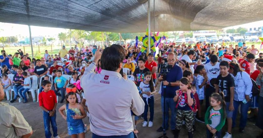 Con alegría disfrutaron Posada Navideña con Carlos Peña Ortiz en la Emiliano Zapata de Reynosa