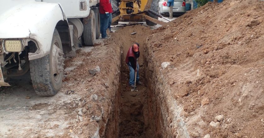 Da COMAPA continuación a rehabilitación de drenaje sanitario en la colonia Narciso Mendoz