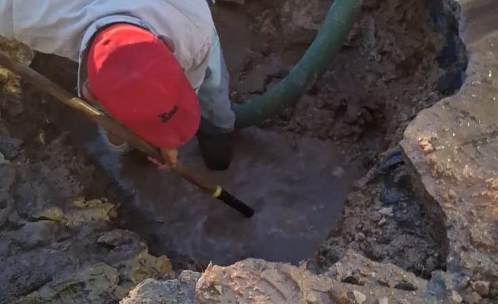 Atiende COMAPA fuga de agua potable en colonia Campestre