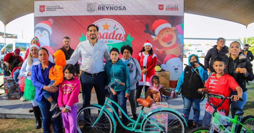 Niños reciben regalos en Posada Navideña con el Alcalde Carlos Peña Ortiz