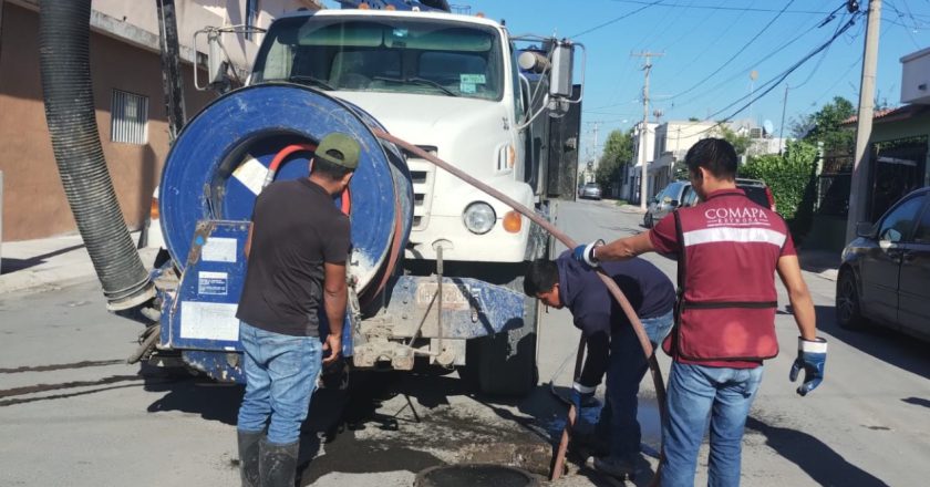 Desazolva COMAPA drenaje sanitario en colonia Bermúdez