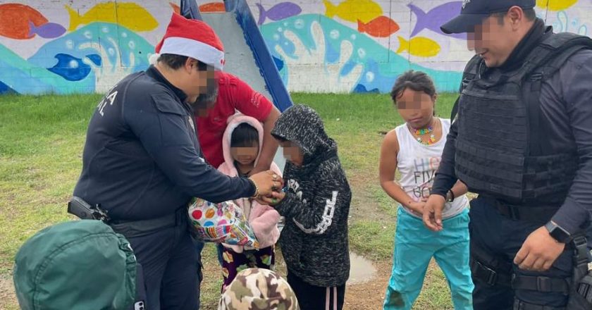 Guardia Estatal de Género entrega juguetes a niños y niñas de Nuevo Laredo