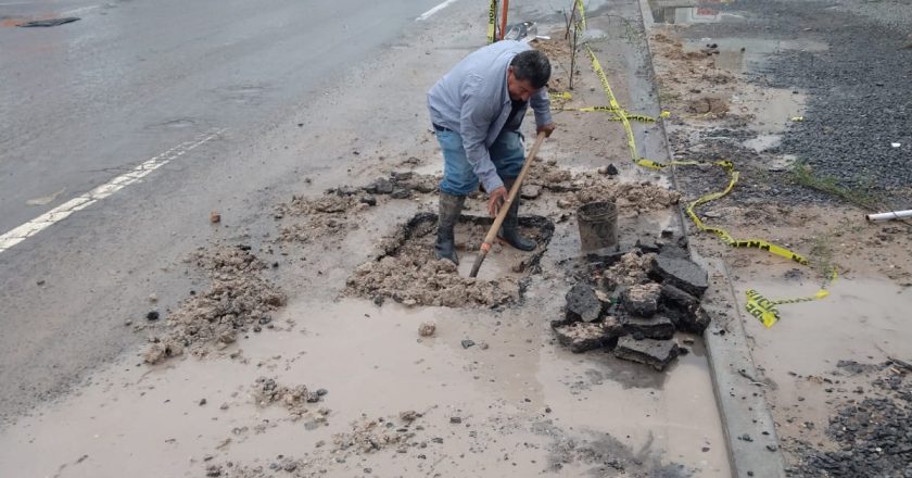 Restauró COMAPA línea de conducción de agua en Vista Hermosa