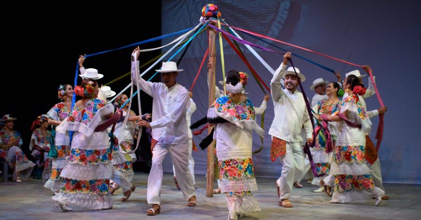 Celebró IRCA danza y tradición en gala folclórica