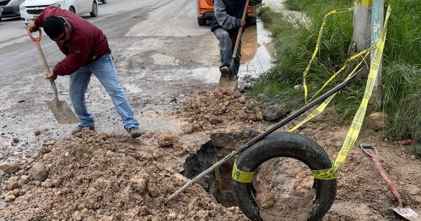 Trabaja COMAPA en reparación de fuga de agua en Las Cumbres