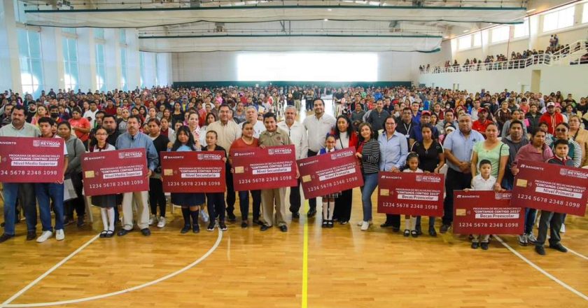 Entregó Alcalde Carlos Peña Ortiz Becas Municipales a jóvenes de Reynosa