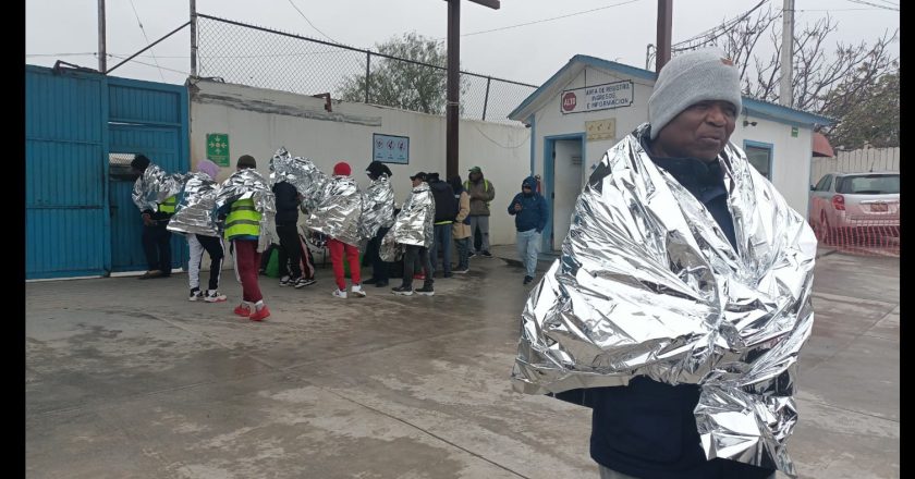 Necesitan migrantes ropa de frío y cobijas