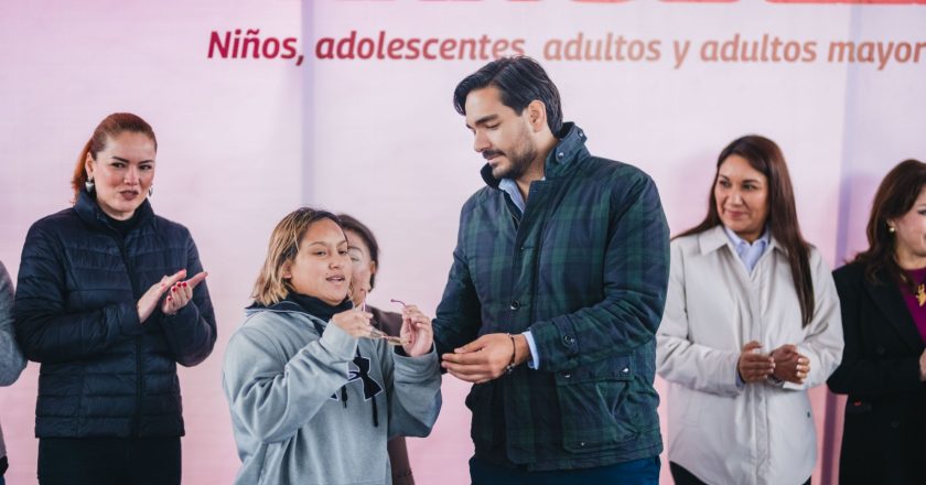 Apoya Alcalde Carlos Peña Ortiz a familias con campaña de lentes