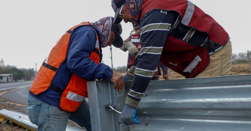 Reparan luminarias, vallas de contención y embellece plazas