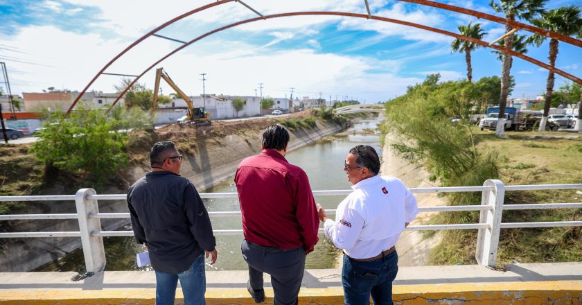 Limpia Gobierno de Reynosa los taludes del canal Rodhe