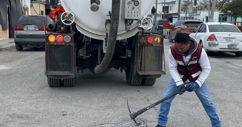 Sondea COMAPA drenaje sanitario en fraccionamiento Nuevo Reynosa