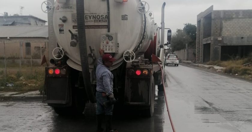 Atiende COMAPA limpieza de drenaje sanitario en Granjas Económicas