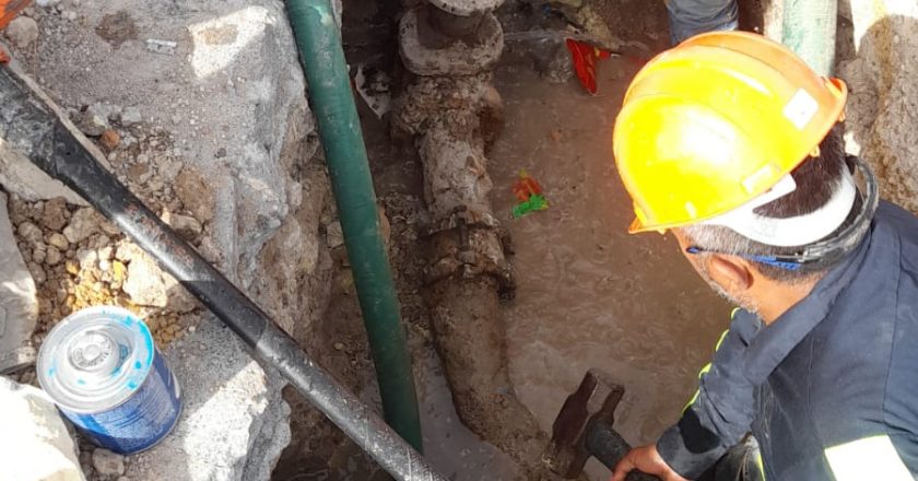 Refuerza COMAPA infraestructura en la Zona Centro con instalación de válvula de 4 pulgadas