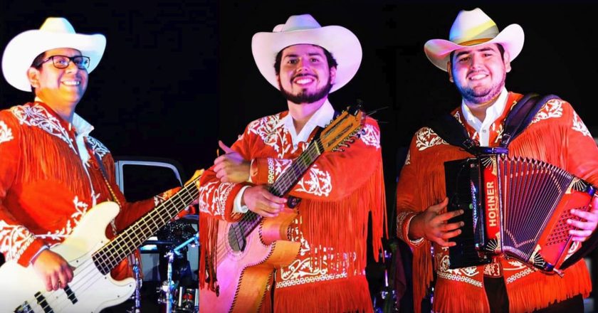 Invita Alcalde Carlos peña Ortiz a bailar en la plaza con los Norteños de Río Bravo