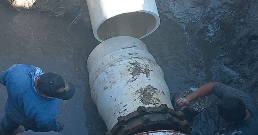 Trabaja COMAPA en reparación de fuga en rebombeo de Granjas