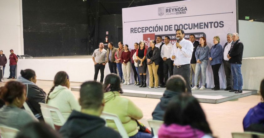 Recibió Carlos Peña Ortiz documentos de candidatos a Becas Municipales “Contamos Contigo 2024”