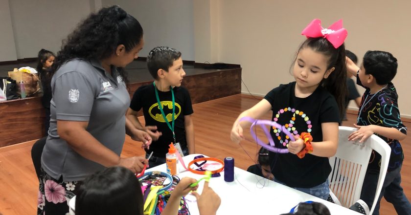 Incentiva Alcalde Carlos Peña Ortiz la creatividad infantil a través del Taller de Artesanías