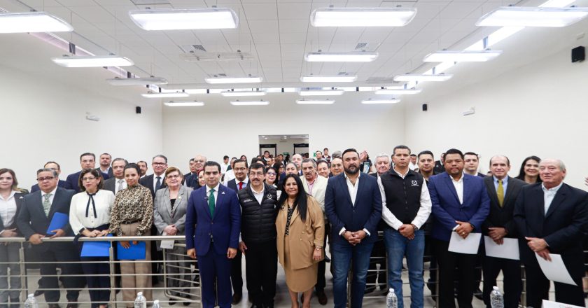 Rector Dámaso Anaya sostuvo encuentro con universitarios de la FADYCS-UAT