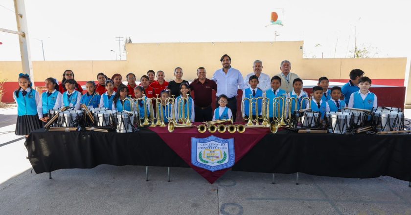 Alcalde Carlos Peña Ortiz entregó instrumentos musicales a estudiantes