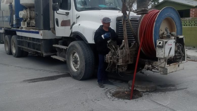 Sondeó COMAPA drenajes sanitarios en colonias del Sector Granjas