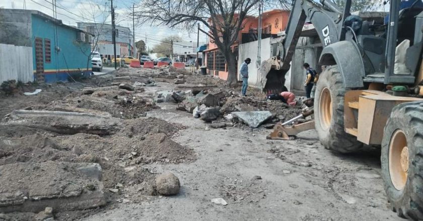 Lleva Alcalde Carlos Peña Ortiz bienestar a colonia Longoria con pavimentación hidráulica