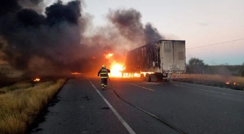 Choque e incendio de trailers