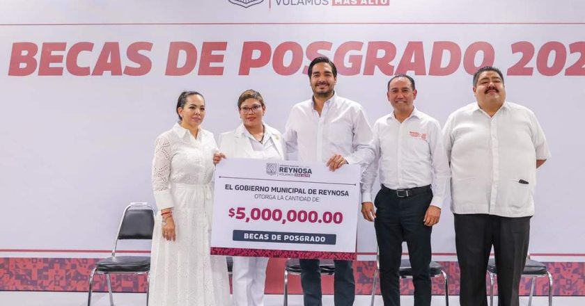 Becas municipales de posgrado impulsan el desarrollo humano: Carlos Peña Ortiz