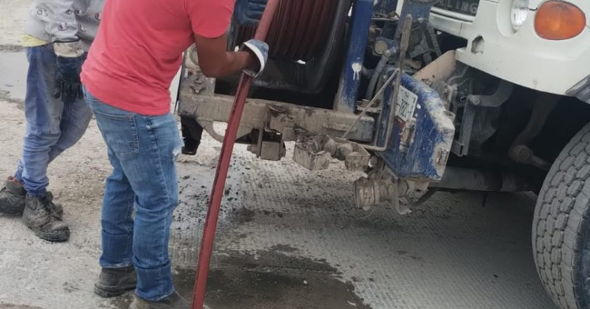 Realizó COMAPA limpieza de drenaje sanitario en colonia Los Encinos