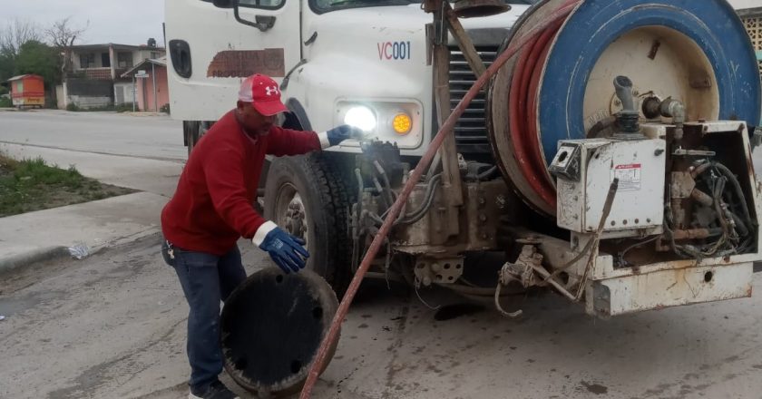 Sondeó COMAPA drenaje sanitario en colonias del Sector Centro