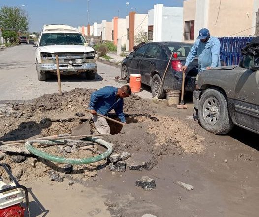 Atiende COMAPA fuga de agua potable en fraccionamiento Halcón