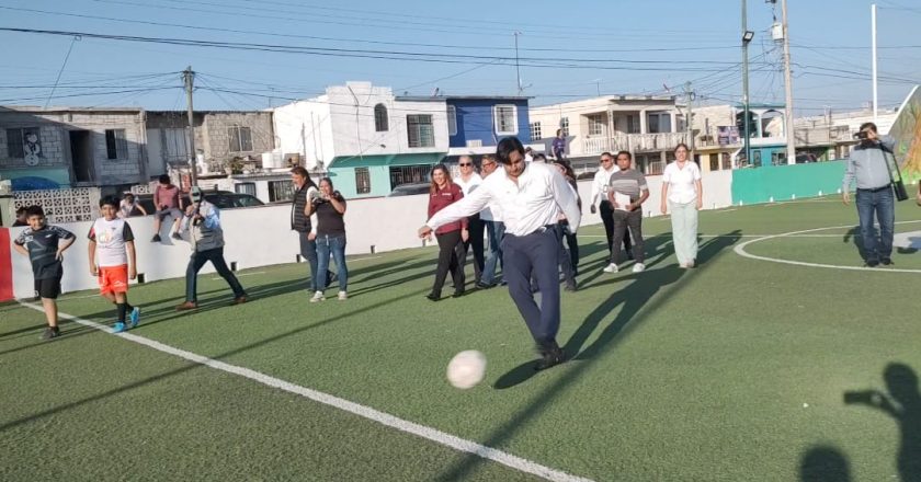 Alcalde juega “cascarita” con jóvenes futbolistas de La Joya