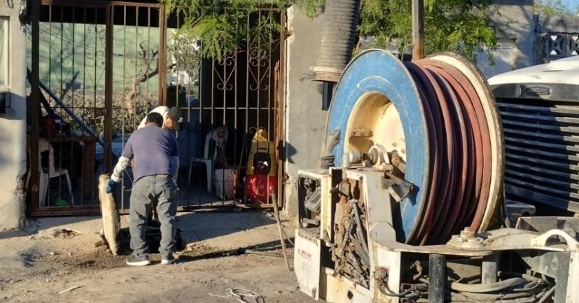 Da COMAPA respuesta a reporte de fuga de agua residual en la Arco Iris