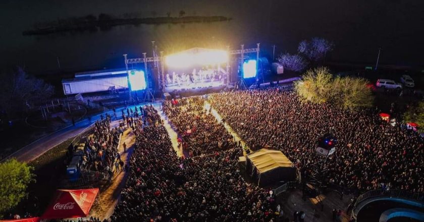 Miles abarrotan el Teatro del Pueblo en la feria