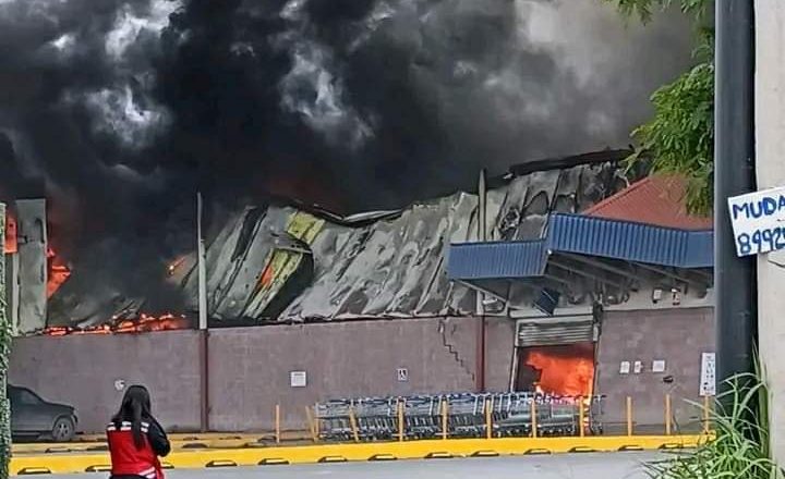 Seis intoxicados en dantesco incendio