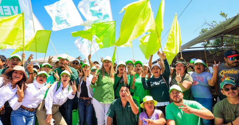 Alzan la V de Verde con Maki Ortiz en el tianguis Las Torres