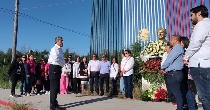 Priístas y panistas hacen guardia ante busto de Colosio