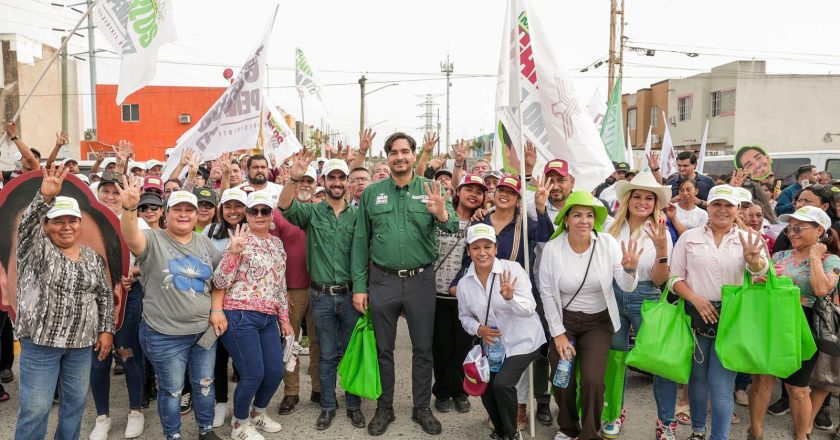 Reciben a Carlos con entusiasmo en el tercer día de campaña política