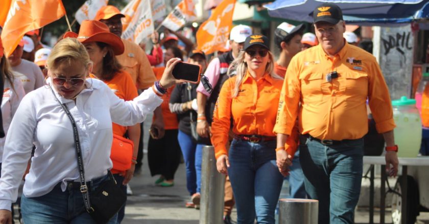 Arropan reynosenses a Rigo Ramos en su primer día de campaña