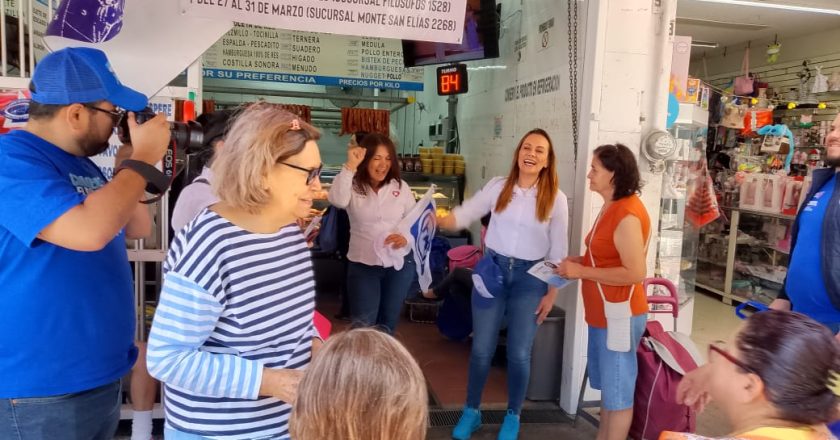 Recibieron con gran alegría a candidata dew la coalición PRI-PAN-PRD locatarios del tianguis