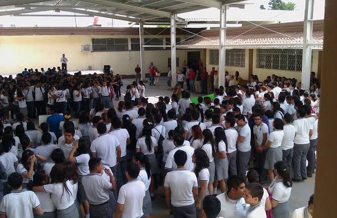 Recuperan padres la Prepa Escandón