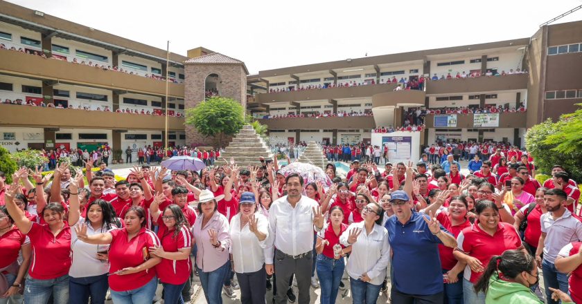 Diálogo inspirador: Líderes de la coalición “Sigamos Haciendo Historia” escuchan a la juventud universitaria