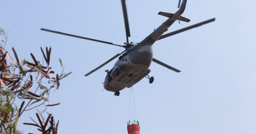 Inicia helicóptero de SEMAR combate a incendio en el Cañón del Novillo