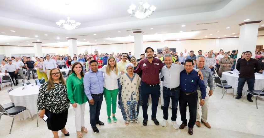 Mas de 450 miembros de congregaciones civiles ofrecieron su voto a Maki Ortiz y Carlos Peña para ganar juntos la elección