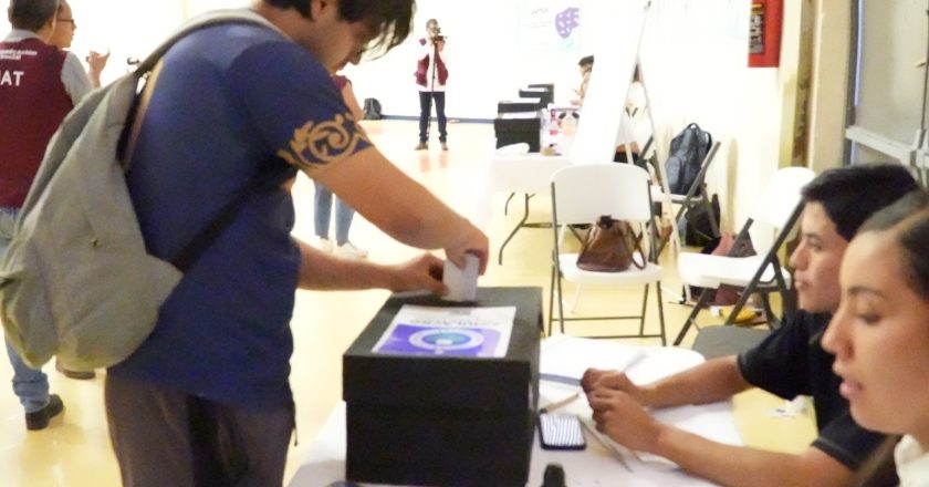 Participan estudiantes de la UAT en simulacro electoral universitario